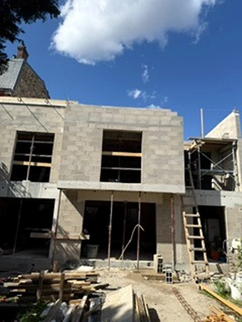 Vue du gros œuvre à Villiers-sur-Marne, ouvertures et structure en cours de construction
