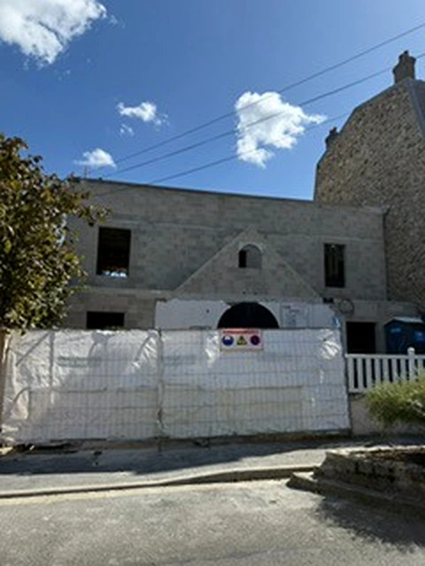 Façade du chantier de gros œuvre à Villiers-sur-Marne, vue depuis la rue