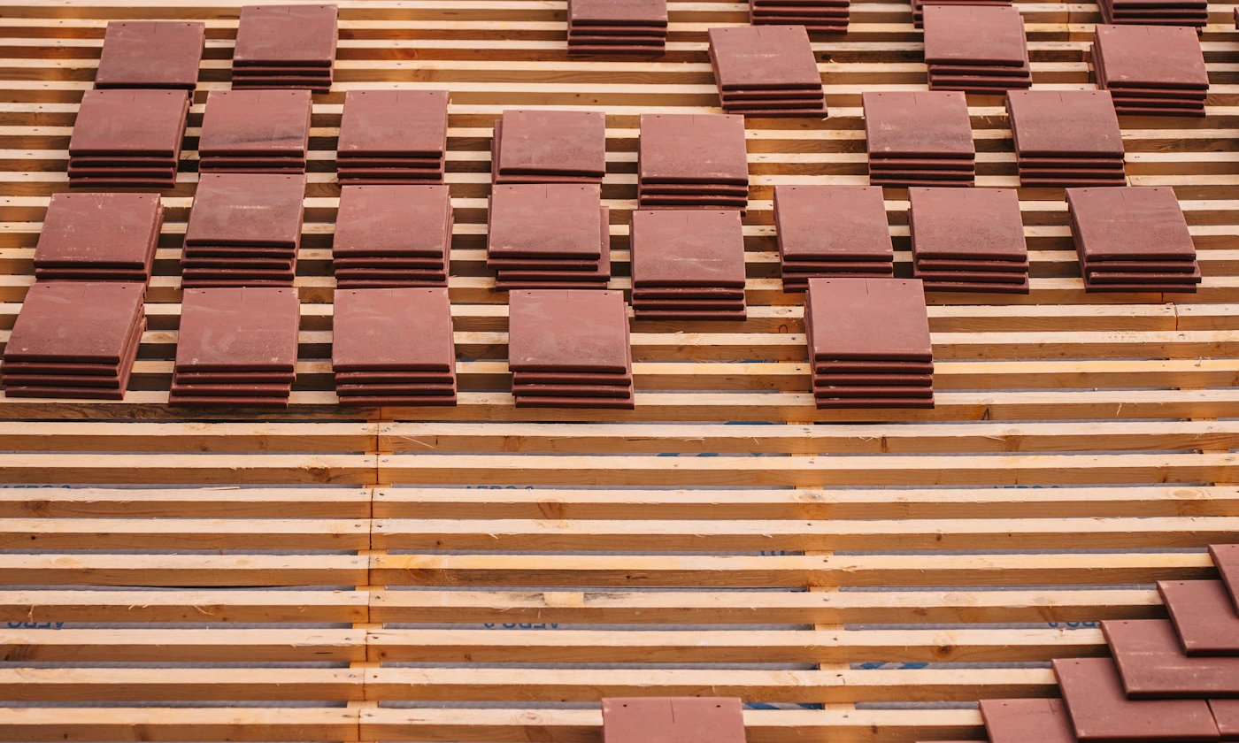 Tuiles et charpente d’une toiture en construction