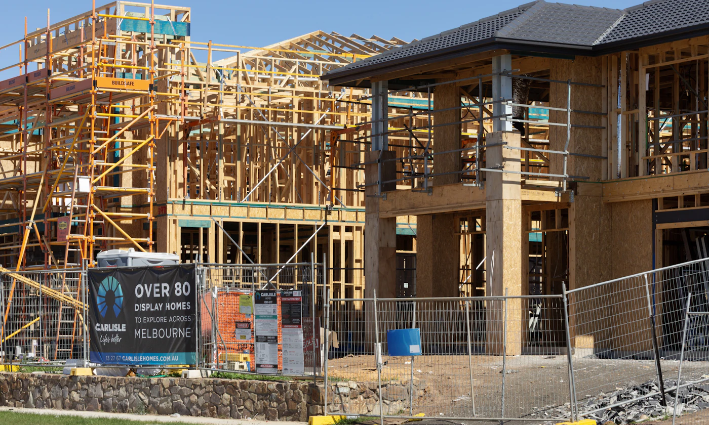 Maisons à ossature bois à différents stades de construction