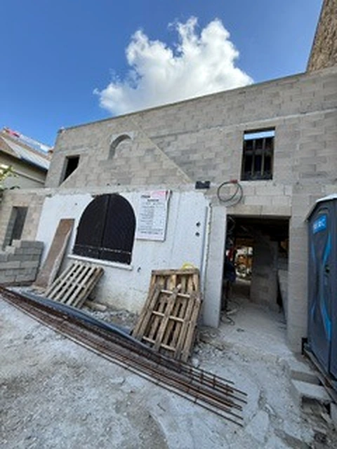 Entrée du chantier à Villiers-sur-Marne, murs en maçonnerie et armatures au premier plan